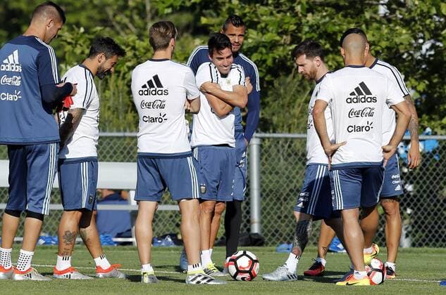 Copa America, Training Nationalteam Argentinien Argentina players Ezequiel Lavezzi (2L), Nicolas Gaitan (4L), Sergio Romero (3R) and Lionel Messi (2R) participate in a training session at Gillete stadium in Foxborough, United States, 17 June 2016, on the quarter-final stage of the Copa America Centenario 2016. EFE Mauricio Duenas Castaneda ARGENTINA S TRINING SESSOIN IN FOXBOROUGH !ACHTUNG: NUR REDAKTIONELLE NUTZUNG!  FOX012 20160618-636018083227816032