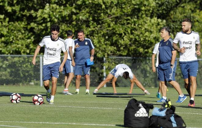 Copa America, Training Nationalteam Argentinien Argentina players Nicolas Gaitan (L) and Nicolas Otamendi (R) participate in a training session at Gillete stadium in Foxborough, United States, 17 June 2016, on the quarter-final stage of the Copa America Centenario 2016. EFE Mauricio Duenas Castaneda ARGENTINA S TRINING SESSOIN IN FOXBOROUGH !ACHTUNG: NUR REDAKTIONELLE NUTZUNG!  FOX013 20160618-636018084477171978
