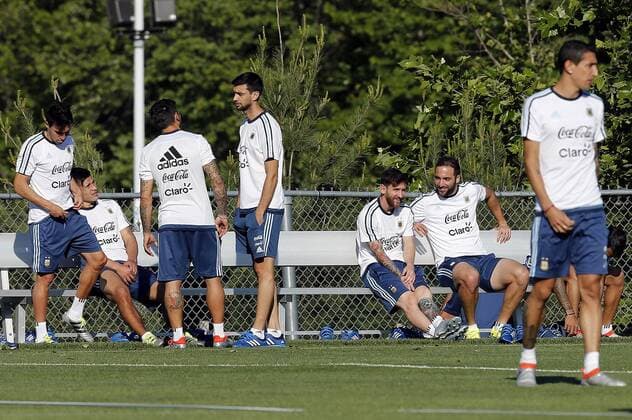 Copa America, Training Nationalteam Argentinien Argentina players Lionel Messi (3R) and Gonzalo Higuain (2R) participate in a training session at Gillete stadium in Foxborough, United States, 17 June 2016, on the quarter-final stage of the Copa America Centenario 2016. EFE Mauricio Duenas Castaneda ARGENTINA S TRINING SESSOIN IN FOXBOROUGH !ACHTUNG: NUR REDAKTIONELLE NUTZUNG!  FOX015 20160618-636018093499212435