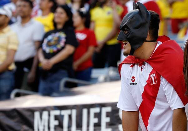 A Peruvian supporter cheers on his team before a Copa America Centenario quarter-final match between Colombia and Peru at MetLife stadium in East Rutherford, New Jersey, United States, 17 June 2016. COLOMBIA VS PERU !ACHTUNG: NUR REDAKTIONELLE NUTZUNG!  NJY007 20160618-636018119869507915