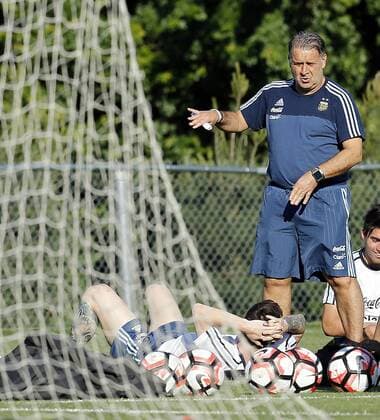 Copa America, Training Nationalteam Argentinien Argentina coach Gerardo Martino (R) participates in a training session at Gillete stadium in Foxborough, United States, 17 June 2016, on the quarter-final stage of the Copa America Centenario 2016. EFE Mauricio Duenas Castaneda ARGENTINA S TRINING SESSOIN IN FOXBOROUGH !ACHTUNG: NUR REDAKTIONELLE NUTZUNG!  FOX020 20160618-636018137155776125