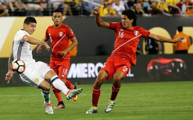 James Rodriguez (L) of Colombia fights for the ball before Oscar Vilchez (R) and Christian Cueva (C) of Peru during their Copa America Centenario quarter-final match at MetLife stadium in East Rutherford, New Jersey, United States, 17 June 2016. COLOMBIA VS PERU !ACHTUNG: NUR REDAKTIONELLE NUTZUNG!  NJY019 20160618-636018159669522789