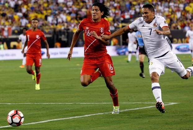 Carlos Bacca (R) of Colombia fights for the ball with Oscar Vilchez (C) of Peru during their Copa America Centenario quarter-final match at MetLife stadium in East Rutherford, New Jersey, United States, 17 June 2016. COLOMBIA VS PERU !ACHTUNG: NUR REDAKTIONELLE NUTZUNG!  NJY020 20160618-636018160310522680