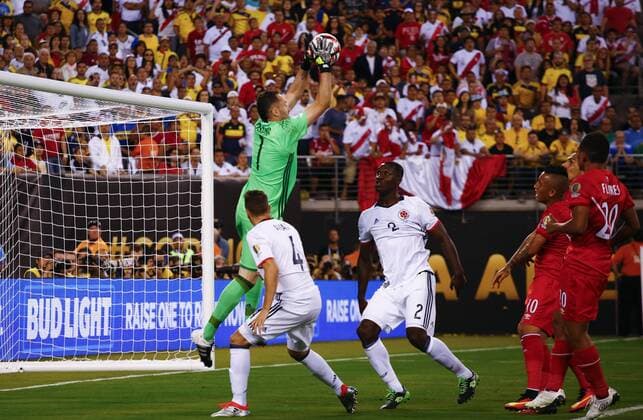 Colombia goalkeeper David Ospina stops a ball from Peru during their Copa America Centenario quarter-final match at MetLife stadium in East Rutherford, New Jersey, United States, 17 June 2016. COLOMBIA VS PERU !ACHTUNG: NUR REDAKTIONELLE NUTZUNG!  NJY023 20160618-636018167325983815