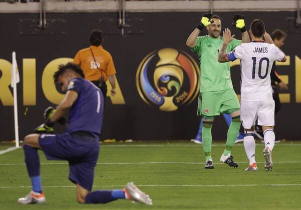 Bilder des Tages - SPORT Peru goalie Pedro Gallese reacts as Colombia goalie David Ospina celebrates with James Rodriguez after Rodriguez scores penalty kick in their victory at the Copa America Centenario USA 2016 quarter-finals at MetLife Stadium in East Rutherford, New Jersey on June 17, 2016. Colombia defeated Peru 0-0 and 4-2 on penalties.  NYP20160617147 JOHNxANGELILLO