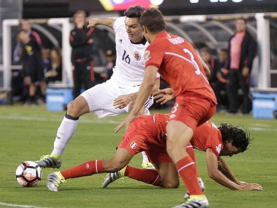 Oscar Vilchez of Colombia brings the ball up field against Peru at the Copa America Centenario USA 2016 quarter-finals at MetLife Stadium in East Rutherford, New Jersey on June 17, 2016. Colombia defeated Peru 0-0 and 4-2 on penalties.  NYP20160617143 JOHNxANGELILLO