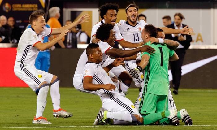 Colombian players celebrate with goalkeeper David Ospina after defeating Peru in penalties stage during their Copa America Centenario quarter-final match at MetLife Stadium in East Rutherford, New Jersey, United States, 17 June 2016. COLOMBIA VS PERU !ACHTUNG: NUR REDAKTIONELLE NUTZUNG!  NJY031 20160618-636018256198010487