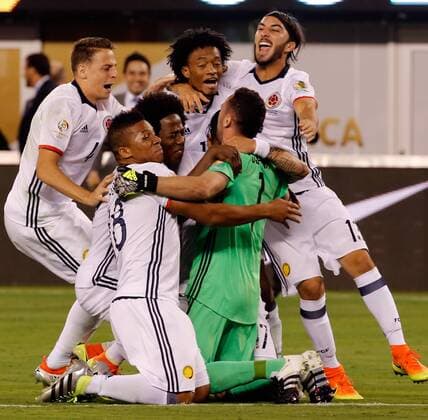 Colombian players celebrate with goalkeeper David Ospina after defeating Peru in penalties stage during their Copa America Centenario quarter-final match at MetLife Stadium in East Rutherford, New Jersey, United States, 17 June 2016. COLOMBIA VS PERU !ACHTUNG: NUR REDAKTIONELLE NUTZUNG!  NJY031 20160618-636018256206902487