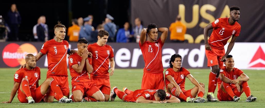 Peruvian players react after losing Colombian in penalties stage during their Copa America Centenario quarter-final match at MetLife Stadium in East Rutherford, New Jersey, United States, 17 June 2016. COLOMBIA VS PERU !ACHTUNG: NUR REDAKTIONELLE NUTZUNG!  NJY031 20160618-636018257442110487