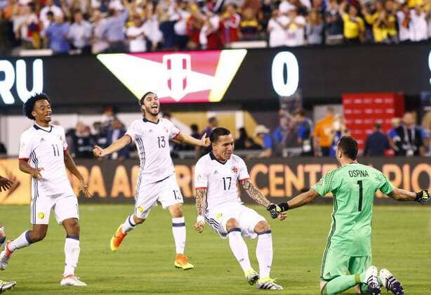 Colombian players celebrate with goalkeeper David Ospina after defeating Peru in penalties stage during their Copa America Centenario quarter-final match at MetLife Stadium in East Rutherford, New Jersey, United States, 17 June 2016. COLOMBIA VS PERU !ACHTUNG: NUR REDAKTIONELLE NUTZUNG!  NJY031 20160618-636018258162986487