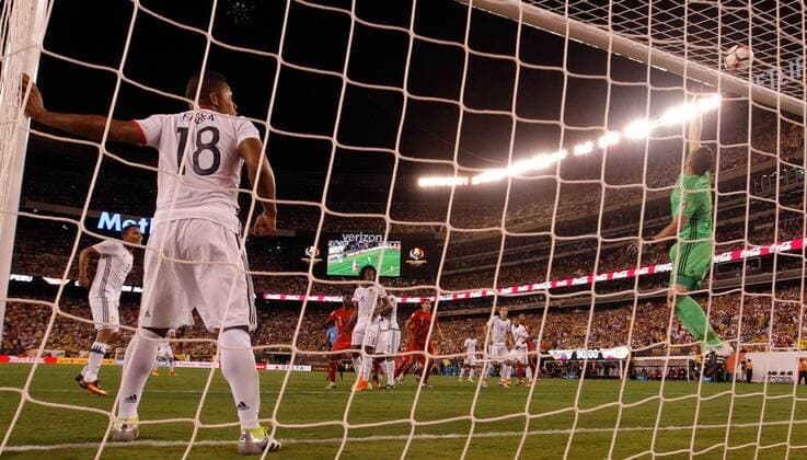 Colombian goalkeeper David Ospina saves a ball during their Copa America Centenario quarter-final match at MetLife Stadium in East Rutherford, New Jersey, United States, 17 June 2016. COLOMBIA VS PERU !ACHTUNG: NUR REDAKTIONELLE NUTZUNG!  NJY031 20160618-636018266227582615