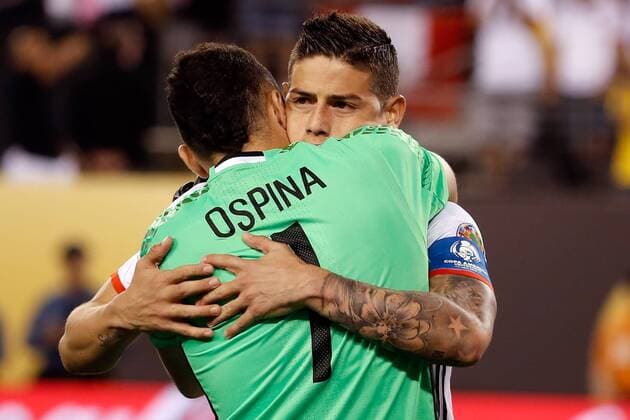 Colombian player James Rodriguez (R) celebrates with goalkeeper David Ospina (L) after defeating Peru in penalties stage during their Copa America Centenario quarter-final match at MetLife Stadium in East Rutherford, New Jersey, United States, 17 June 2016. COLOMBIA VS PERU !ACHTUNG: NUR REDAKTIONELLE NUTZUNG!  NJY031 20160618-636018267468702703