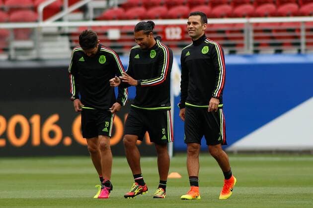 Mexico Carlos Alberto Pena (C) and Oribe Peralta (L) from the Mexico national team Nationalteam for Copa America Centenario begin their warm-ups and practice drills at Levi s Stadium in Santa Clara, USA, 17 June 2016. Mexico National Team !ACHTUNG: NUR REDAKTIONELLE NUTZUNG!  c 20160618-636018294356529408