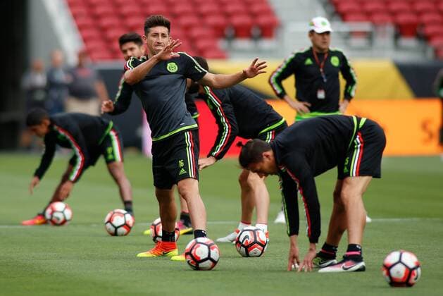 Mexico Hector Herrera (C) from the Mexico national team Nationalteam for Copa America Centenario begin their warm-ups and practice drills at Levi s Stadium in Santa Clara, USA, 17 June 2016. Mexico National Team !ACHTUNG: NUR REDAKTIONELLE NUTZUNG!  c 20160618-636018295014693408
