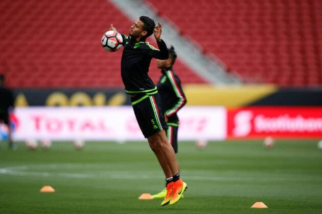 Mexico Diego Reyes from the Mexico national team Nationalteam for Copa America Centenario begin their warm-ups and practice drills at Levi s Stadium in Santa Clara, USA, 17 June 2016. Mexico National Team !ACHTUNG: NUR REDAKTIONELLE NUTZUNG!  c 20160618-636018295737129408