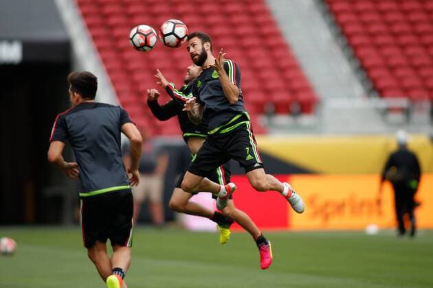 Mexico Miguel Layun (C) from the Mexico national team Nationalteam for Copa America Centenario begin their warm-ups and practice drills at Levi s Stadium in Santa Clara, USA, 17 June 2016. Mexico National Team !ACHTUNG: NUR REDAKTIONELLE NUTZUNG!  c 20160618-636018295765365408