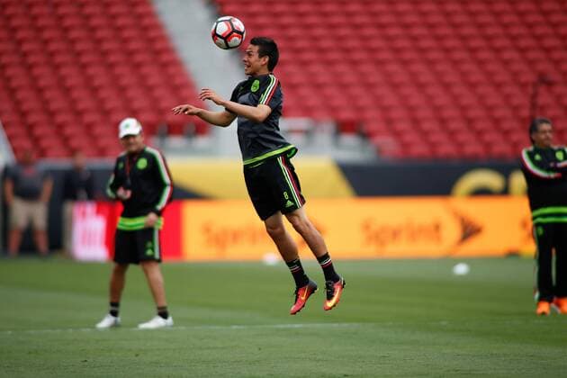 Mexico Hirving Lozano (C) from the Mexico national team Nationalteam for Copa America Centenario begin their warm-ups and practice drills at Levi s Stadium in Santa Clara, USA, 17 June 2016. Mexico National Team !ACHTUNG: NUR REDAKTIONELLE NUTZUNG!  c 20160618-636018295780029408
