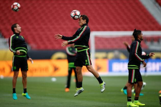 Mexico Andrés Guardado (C) from the Mexico national team Nationalteam for Copa America Centenario begin their warm-ups and practice drills at Levi s Stadium in Santa Clara, USA, 17 June 2016. Mexico National Team !ACHTUNG: NUR REDAKTIONELLE NUTZUNG!  c 20160618-636018295793757408