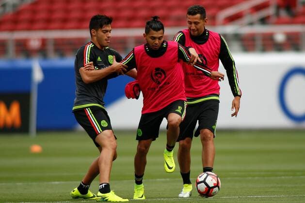 Mexico Jesus Manuel Corona (C) from the Mexico national team Nationalteam for Copa America Centenario begin their warm-ups and practice drills at Levi s Stadium in Santa Clara, USA, 17 June 2016. Mexico National Team !ACHTUNG: NUR REDAKTIONELLE NUTZUNG!  c 20160618-636018295819185408