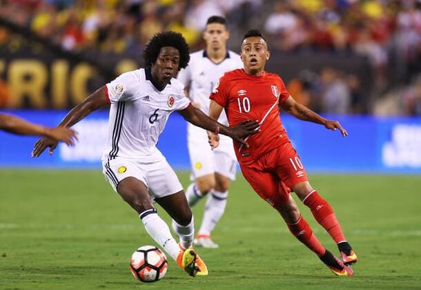Carlos Sanchez (L) of Colombia vies with Christian Cueva of Peru during their quarterfinal match of 2016 Copa America soccer tournament at the Metlife Stadium in New Jersey, the United States, June 17, 2016. Colombia won in a penalty shootout with 4-2. ) (wll) (SP)US-NEW JERSEY-SOCCER-COPA AMERICA-QUARTERFINAL-PER VS COL QinxLang 