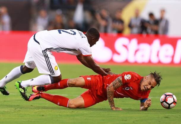 Cristian Zapata of Colombia vies with Jose Guerrero (R) of Peru during their quarterfinal match of 2016 Copa America soccer tournament at the Metlife Stadium in New Jersey, the United States, June 17, 2016. Colombia won in a penalty shootout with 4-2. ) (wll) (SP)US-NEW JERSEY-SOCCER-COPA AMERICA-QUARTERFINAL-PER VS COL QinxLang 