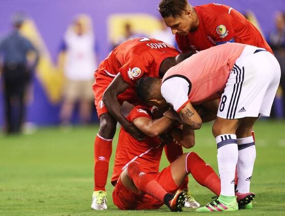 Christian Cueva (Bottom) of Peru is comforted by teammates as he cries after missing his shot in the penalty shootout after the quarterfinal match against Colombia of 2016 Copa America soccer tournament at the Metlife Stadium in New Jersey, the United States, June 17, 2016. Colombia won in a penalty shootout with 4-2. ) (wll) (SP)US-NEW JERSEY-SOCCER-COPA AMERICA-QUARTERFINAL-PER VS COL QinxLang 