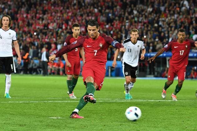 Bilder des Tages - SPORT Fussball, Herren, Saison 2015 16, EM 2016 in Frankreich, Gruppe F (2. Spieltag) in Paris, Portugal - Österreich, Cristiano Ronaldo (Nr. 7, Portugal) verschießt den Elfmeter, 18.06.2016,