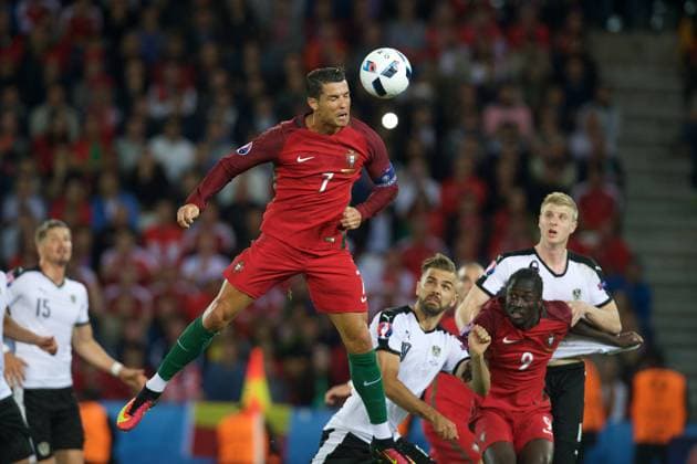 Fussball Paris 18.06.2016 Europameisterschaften der Herren Männer EURO 2016 EM Eröffnungsspiel Portugal (POR) - Österreich (AUT) Cristiano Ronaldo (Portugal, No.07) erzielt ein irreguläres Tor