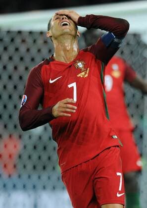 Fussball, Europameisterschaft, Herren, Nationalteam, EURO, EM 2016 Frankreich, Gruppenphase, Parc de Prince in Paris, Gruppe F: Portugal (rot) - Österreich (weiss) 0:0; Cristiano Ronaldo (POR) enttäuscht. Enttäuschung, Frust, Aktion.