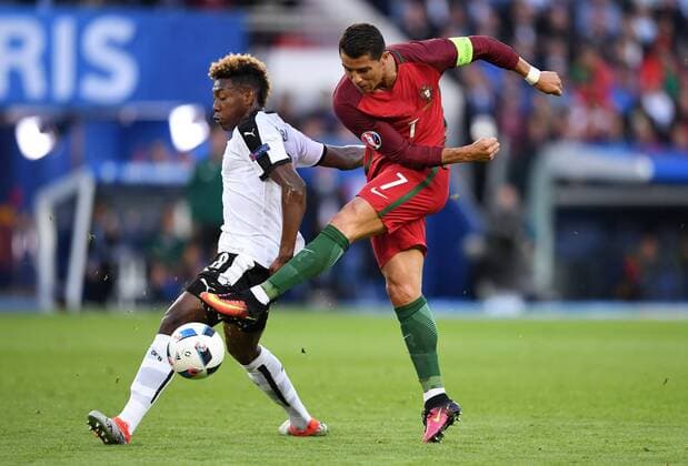 FUSSBALL EURO 2016 GRUPPE F IN PARIS Portugal - Oesterreich 18.06.2016 Cristiano Ronaldo (re, Portugal) gegen David Alaba (li, Oesterreich)