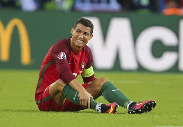 Cristiano RONALDO, Por 7 Emotionen, enttaeuscht, Enttaeuschung, Frust, frustriert, verzweifelt, Verzweiflung, Trauer, traurig, am Boden liegend PORTUGAL - AUSTRIA 0-0 Group F ,Football European Championships EURO at June 18, 2016 in Paris, Parc des Princes. Fussball, Nationalteam, Oesterreich, EURO