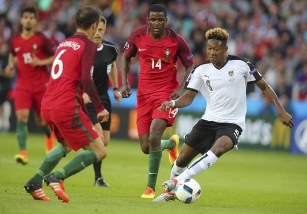 David ALABA, AUT 8 Zweikampf , Aktion um den Ball gegen William CARVALHO, Por 14 Ricardo CARVALHO, Por 6 PORTUGAL - AUSTRIA 0-0 Group F ,Football European Championships EURO at June 18, 2016 in Paris, Parc des Princes. Fussball, Nationalteam, Oesterreich, EURO