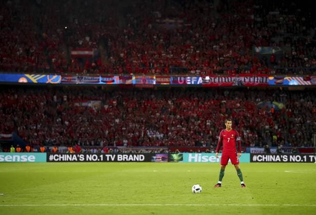 Cristiano RONALDO, Por 7 Ritual Freistoss Einzelaktion mit Ball, Ganzfigur, Freisteller, Einzelbild, Hochformat, Aktion, Ganzkörper, Einzelaufnahmen, Action Ballannahme, Ballbehandlung PORTUGAL - AUSTRIA 0-0 Group F ,Football European Championships EURO at June 18, 2016 in Paris, Parc des Princes. Fussball, Nationalteam, Oesterreich, EURO