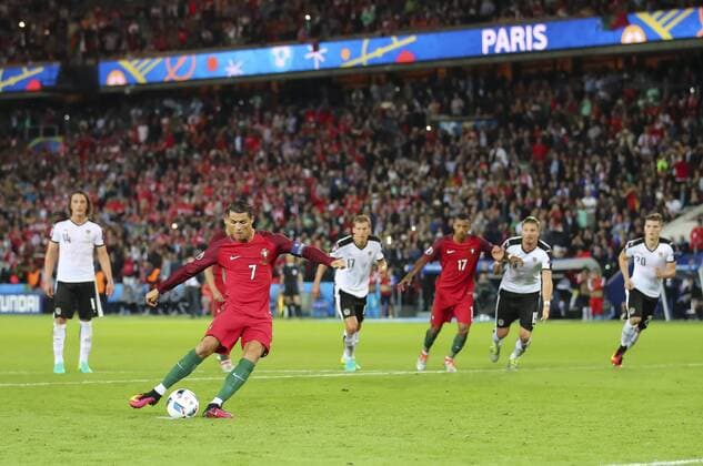 Cristiano RONALDO, Por 7 verschiesst 11m Elfmeter, Einzelaktion mit Ball, Ganzfigur, Freisteller, Einzelbild, Hochformat, Aktion, Ganzkörper, Einzelaufnahmen, Action Ballannahme, Ballbehandlung PORTUGAL - AUSTRIA 0-0 Group F ,Football European Championships EURO at June 18, 2016 in Paris, Parc des Princes. Fussball, Nationalteam, Oesterreich, EURO
