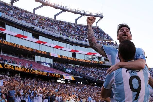 Argentina Gonzalo Higuain (B) celebrates his goal against Venezuela with his teammate Lionel Messi (T) in the Copa America quarterfinals at Gillette stadium in Foxborough, USA, 18 June 2016. Argentina Vs. Venezuela !ACHTUNG: NUR REDAKTIONELLE NUTZUNG!  FOX100 20160619-636018972779291819