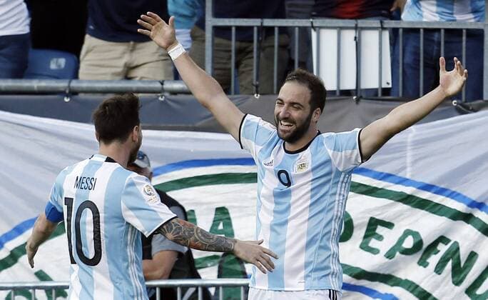 Argentina Gonzalo Higuain (R) celebrates his goal against Venezuela with his teammate Lionel Messi (L) in the Copa America quarterfinals at Gillette stadium in Foxborough, USA, 18 June 2016. Argentina Vs. Venezuela !ACHTUNG: NUR REDAKTIONELLE NUTZUNG!  FOX100 20160619-636018981000959819