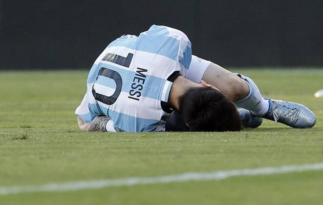 Argentina Lionel Messi after a foul by Venezuela in the Copa America quarterfinals at Gillette stadium in Foxborough, USA, 18 June 2016. Argentina Vs. Venezuela !ACHTUNG: NUR REDAKTIONELLE NUTZUNG!  FOX100 20160619-636018981007823819