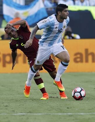Argentina Ever Banega (R) against Venezuela Arquimedes Figuera (L) in the Copa America quarterfinals at Gillette stadium in Foxborough, USA, 18 June 2016. Argentina Vs. Venezuela !ACHTUNG: NUR REDAKTIONELLE NUTZUNG!  FOX100 20160619-636018983667389507