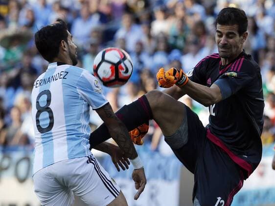 Argentina Augusto Fernandez (L) against Venezuela Dani Hernandez (R) in the Copa America quarterfinals at Gillette stadium in Foxborough, USA, 18 June 2016. Argentina Vs. Venezuela !ACHTUNG: NUR REDAKTIONELLE NUTZUNG!  FOX100 20160619-636018986908832633