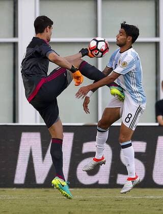 Argentina Augusto Fernandez (R) against Venezuela Dani Hernandez (L) in the Copa America quarterfinals at Gillette stadium in Foxborough, USA, 18 June 2016. Argentina Vs. Venezuela !ACHTUNG: NUR REDAKTIONELLE NUTZUNG!  FOX100 20160619-636019012563623509