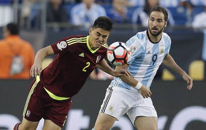 Argentina Gonzalo Higuain (R) against Venezuela Wilker Angel (L) in the Copa America quarterfinals at Gillette stadium in Foxborough, USA, 18 June 2016. Argentina Vs. Venezuela !ACHTUNG: NUR REDAKTIONELLE NUTZUNG!  FOX100 20160619-636019018809974179
