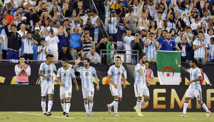 Argentina players celebrate after defeating Venezuela in the Copa America quarterfinals at Gillette stadium in Foxborough, USA, 18 June 2016. Argentina Vs. Venezuela !ACHTUNG: NUR REDAKTIONELLE NUTZUNG!  FOX100 20160619-636019041401922430