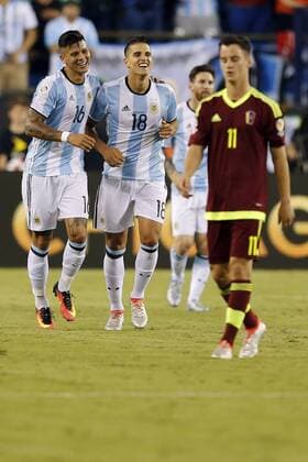 Argentina Marcos Rojo (L) and Erik Lamela (C) celebrate after defeating Venezuela in the Copa America quarterfinals at Gillette stadium in Foxborough, USA, 18 June 2016. Argentina Vs. Venezuela !ACHTUNG: NUR REDAKTIONELLE NUTZUNG!  FOX100 20160619-636019041415494430