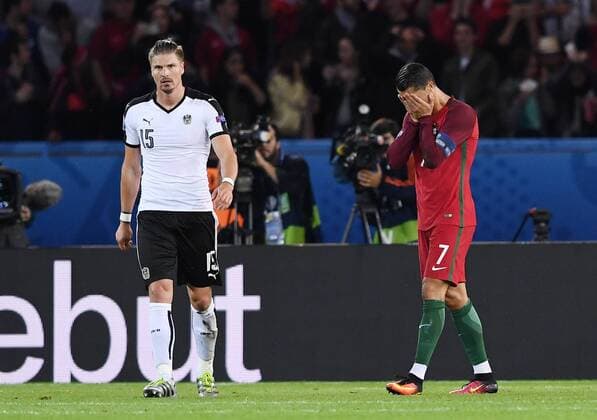FUSSBALL EURO 2016 GRUPPE F in Paris Portugal - Oesterreich 18.06.2016 Cristiano Ronaldo (re, Portugal) enttaeuscht mit Sebastian Proedl (Oesterreich)