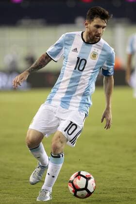Argentina midfielder Lionel Messi (10) charges up field in the second half of the 2016 Copa America Centenario quarterfinal match against Venezuela at Gillette Stadium in Foxborough, Massachusetts on June 18, 2016. Argentina defeated Venezuela 4-1.  BOS2016061813 MATTHEWxHEALEY