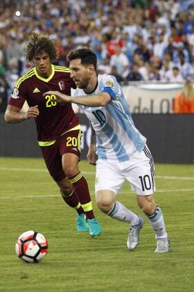 Argentina midfielder Lionel Messi (10) is chased by Venezuela defender Rolf Feltscher (20) in the second half of the 2016 Copa America Centenario quarterfinal match at Gillette Stadium in Foxborough, Massachusetts on June 18, 2016. Argentina defeated Venezuela 4-1.  BOS2016061815 MATTHEWxHEALEY