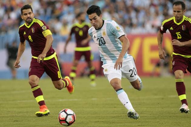 Argentina forward Nicolas Gaitan (20) charges down field as Venezuela midfielders Tomas Rincon (8) and Alejandro Guerra (15) give chase in the first half of the 2016 Copa America Centenario quarterfinal match at Gillette Stadium in Foxborough, Massachusetts on June 18, 2016. Argentina defeated Venezuela 4-1.  BOS2016061817 MATTHEWxHEALEY