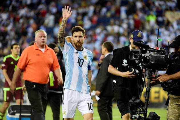 Saturday, June 18, 2016: Argentina forward Lionel Messi (10) leaves the pitch after the Copa America Centenario quarterfinal soccer match between Argentina and Venezuela held at Gillette Stadium in Foxborough, Massachusetts. Argentina defeats Venezuela 4-1. SOCCER 2016: Copa America Centenario Argentina vs Venezuela JUN 18 - ZUMAc04_