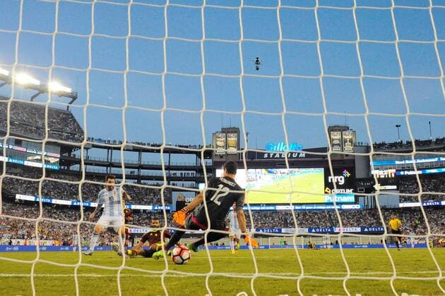 Saturday, June 18, 2016: Argentina forward Lionel Messi (10) watches his shot go by Venezuela goalkeeper Dani Hernandez (12) during the Copa America Centenario quarterfinal soccer match between Argentina and Venezuela held at Gillette Stadium in Foxborough, Massachusetts. Argentina defeats Venezuela 4-1. SOCCER 2016: Copa America Centenario Argentina vs Venezuela JUN 18 - ZUMAc04_
