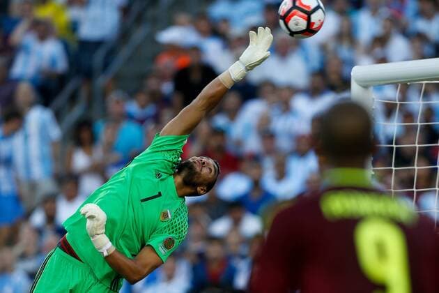 Sergio Romero (L), goalie of Argentina saves during the quarterfinal match of 2016 Copa America soccer tournament against Venezuela at Gillette Stadium in Foxborough, MA, the United States, June 18, 2016. Argentina won 4-1. )(wll) (SP)US-FOXBOROUGH-SOCCER-COPA AMERICA-QUARTERFINAL-ARG VS VEN LixMuzi 